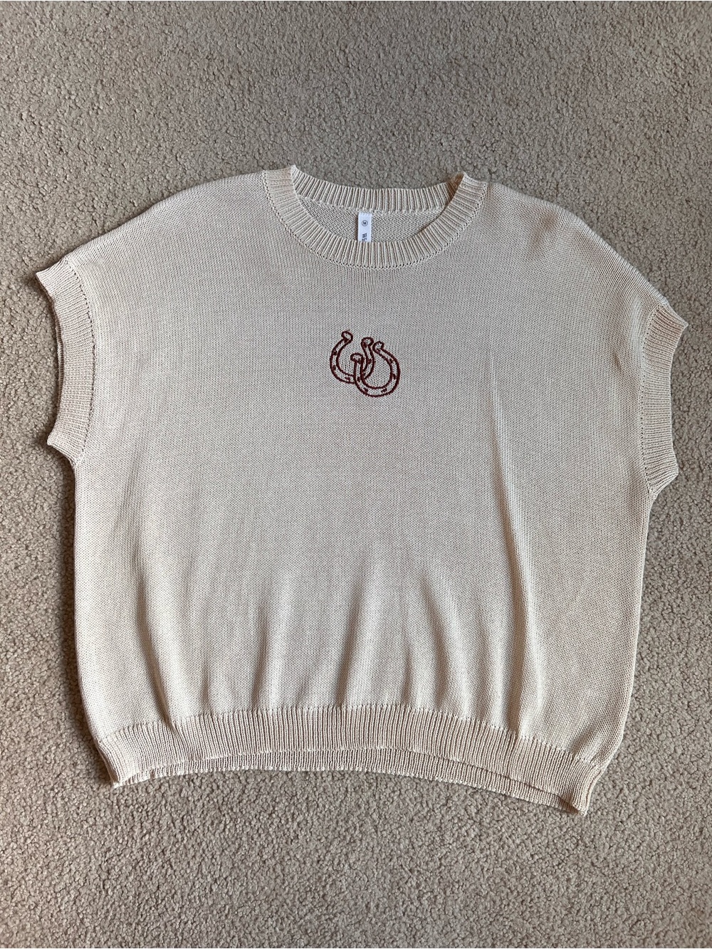 Cream Knit Short-Sleeve Sweater with Maroon Horseshoe Embroidery